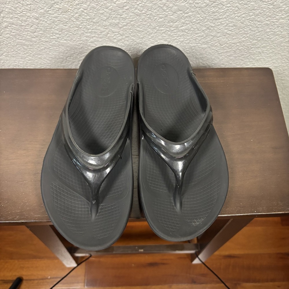 OOFOS OOLALA Luxe Flip Flop Women's Size 8 Thong Recovery Sandals Metallic Black